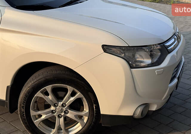 Білий Міцубісі Аутлендер, об'ємом двигуна 2.4 л та пробігом 240 тис. км за 12000 $, фото 7 на Automoto.ua