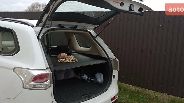 Білий Міцубісі Аутлендер, об'ємом двигуна 2.36 л та пробігом 112 тис. км за 14900 $, фото 9 на Automoto.ua