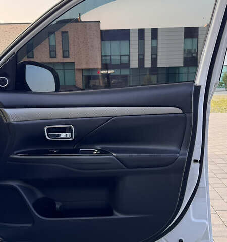 Білий Міцубісі Аутлендер, об'ємом двигуна 2.4 л та пробігом 240 тис. км за 12000 $, фото 19 на Automoto.ua