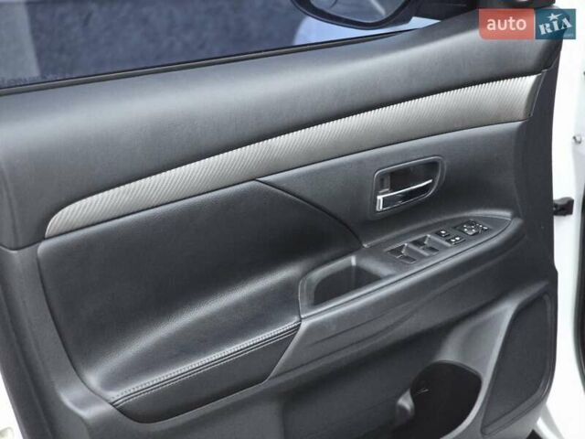 Міцубісі Аутлендер 2013 у Харкові на Automoto.ua Білий Міцубісі Аутлендер, об'ємом двигуна 2.4 л та пробігом 146 тис. км за 12900 $, фото 23 на Automoto.ua