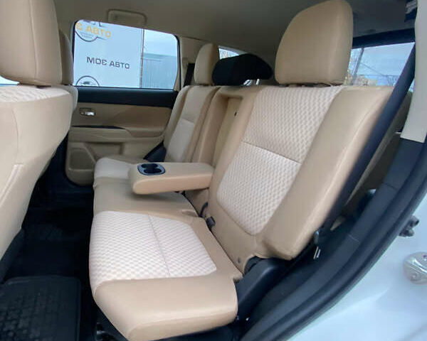 Белый Мицубиси Аутлендер, объемом двигателя 2.36 л и пробегом 215 тыс. км за 9500 $, фото 12 на Automoto.ua