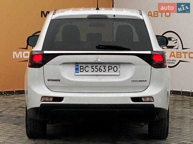 Белый Мицубиси Аутлендер, объемом двигателя 2.36 л и пробегом 215 тыс. км за 9500 $, фото 2 на Automoto.ua