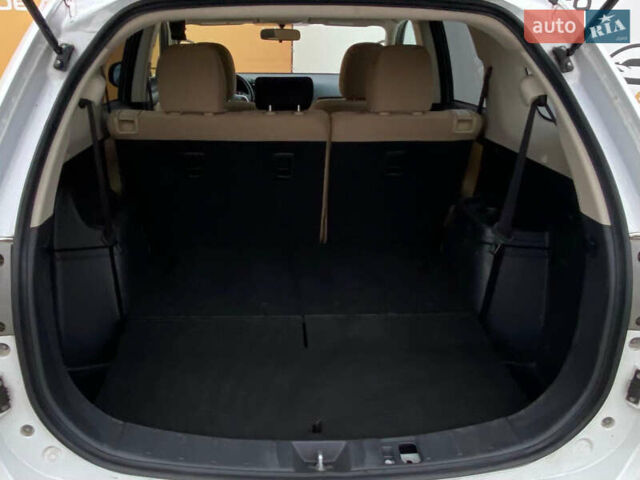 Белый Мицубиси Аутлендер, объемом двигателя 2.36 л и пробегом 215 тыс. км за 9500 $, фото 20 на Automoto.ua