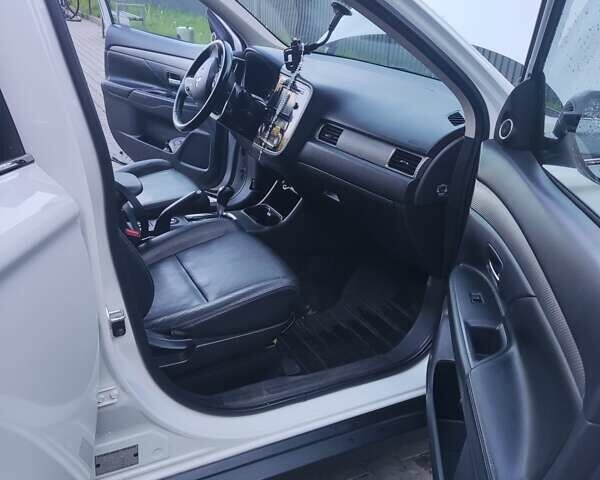 Білий Міцубісі Аутлендер, об'ємом двигуна 2.27 л та пробігом 232 тис. км за 12800 $, фото 12 на Automoto.ua