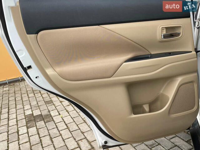 Белый Мицубиси Аутлендер, объемом двигателя 2.36 л и пробегом 215 тыс. км за 9500 $, фото 18 на Automoto.ua