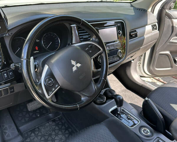 Белый Мицубиси Аутлендер, объемом двигателя 2.4 л и пробегом 114 тыс. км за 16800 $, фото 6 на Automoto.ua