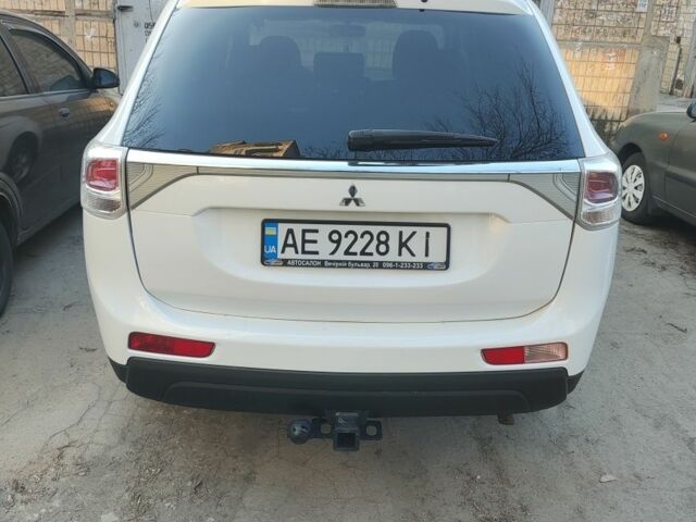 Белый Мицубиси Аутлендер, объемом двигателя 2.4 л и пробегом 248 тыс. км за 11500 $, фото 4 на Automoto.ua