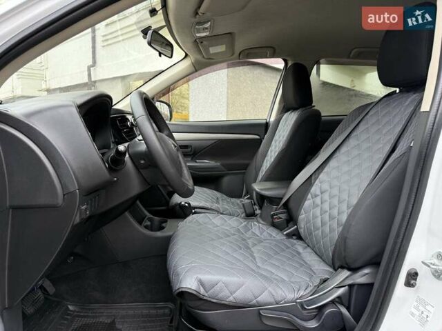 Белый Мицубиси Аутлендер, объемом двигателя 0 л и пробегом 180 тыс. км за 11500 $, фото 14 на Automoto.ua