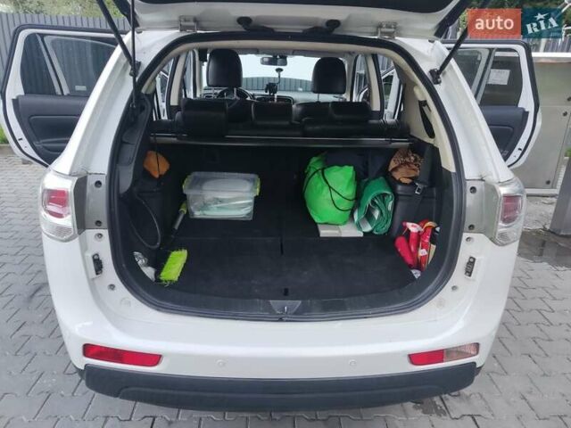 Білий Міцубісі Аутлендер, об'ємом двигуна 2.27 л та пробігом 232 тис. км за 12800 $, фото 16 на Automoto.ua