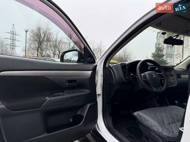 Белый Мицубиси Аутлендер, объемом двигателя 0 л и пробегом 180 тыс. км за 11500 $, фото 12 на Automoto.ua