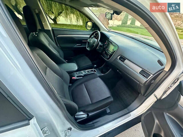 Белый Мицубиси Аутлендер, объемом двигателя 2 л и пробегом 127 тыс. км за 13200 $, фото 15 на Automoto.ua