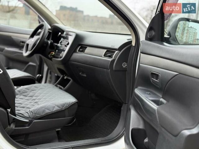 Белый Мицубиси Аутлендер, объемом двигателя 0 л и пробегом 180 тыс. км за 11500 $, фото 17 на Automoto.ua