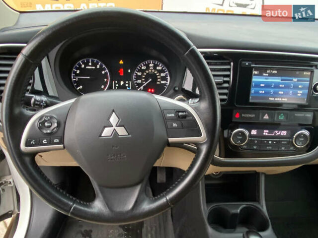 Белый Мицубиси Аутлендер, объемом двигателя 2.36 л и пробегом 215 тыс. км за 9500 $, фото 7 на Automoto.ua