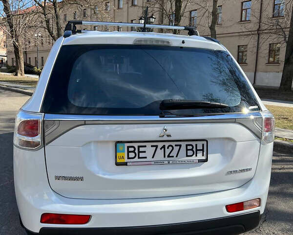 Белый Мицубиси Аутлендер, объемом двигателя 2.4 л и пробегом 102 тыс. км за 14500 $, фото 6 на Automoto.ua
