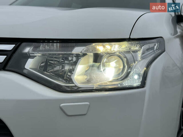 Белый Мицубиси Аутлендер, объемом двигателя 2.4 л и пробегом 175 тыс. км за 13900 $, фото 21 на Automoto.ua