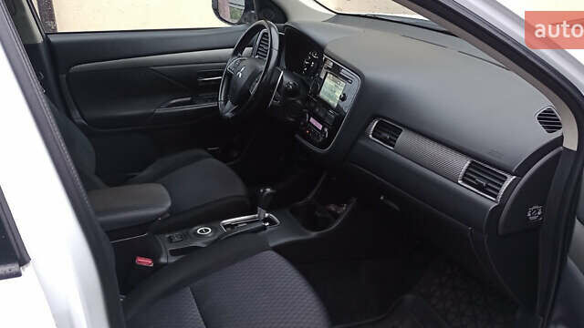 Білий Міцубісі Аутлендер, об'ємом двигуна 2.36 л та пробігом 112 тис. км за 14900 $, фото 7 на Automoto.ua