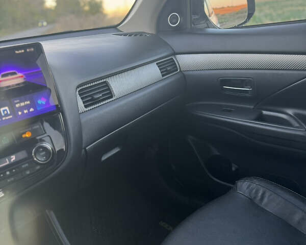 Белый Мицубиси Аутлендер, объемом двигателя 2.3 л и пробегом 250 тыс. км за 15000 $, фото 14 на Automoto.ua