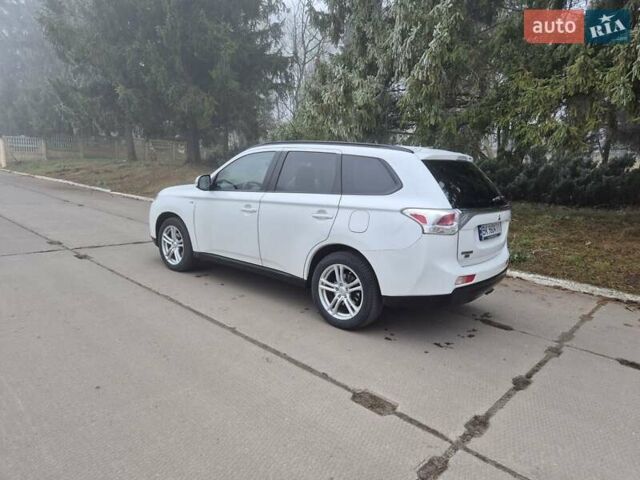 Белый Мицубиси Аутлендер, объемом двигателя 3 л и пробегом 173 тыс. км за 12700 $, фото 10 на Automoto.ua