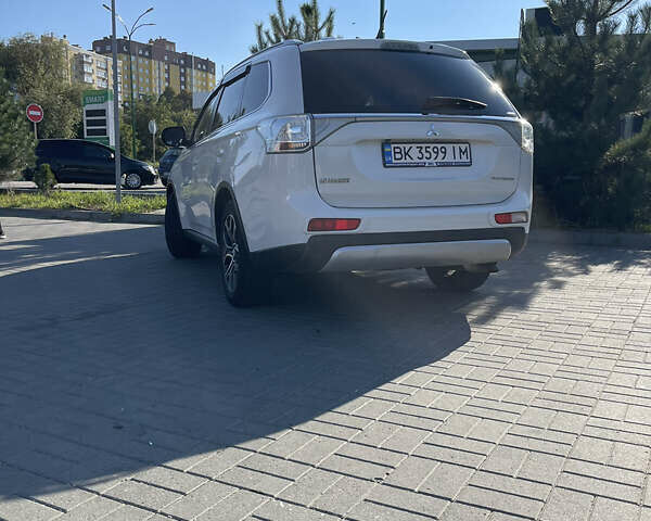 Белый Мицубиси Аутлендер, объемом двигателя 2.27 л и пробегом 288 тыс. км за 14500 $, фото 17 на Automoto.ua