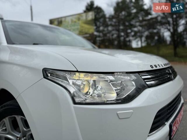 Белый Мицубиси Аутлендер, объемом двигателя 2 л и пробегом 210 тыс. км за 14300 $, фото 5 на Automoto.ua