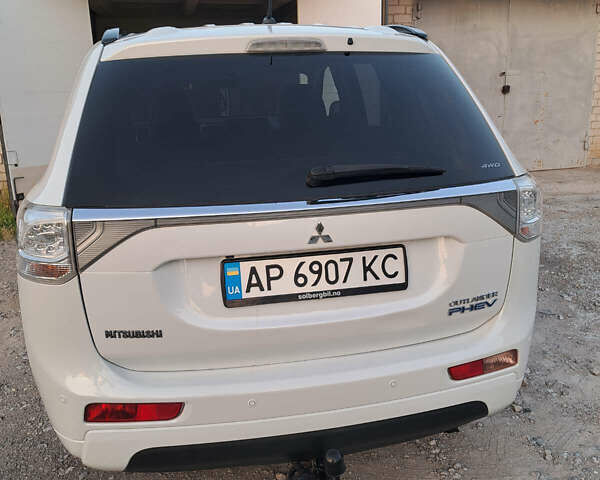 Белый Мицубиси Аутлендер, объемом двигателя 2 л и пробегом 143 тыс. км за 16300 $, фото 4 на Automoto.ua