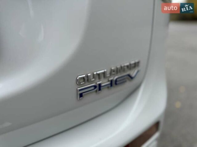 Белый Мицубиси Аутлендер, объемом двигателя 2 л и пробегом 210 тыс. км за 14300 $, фото 26 на Automoto.ua