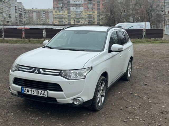 Белый Мицубиси Аутлендер, объемом двигателя 2.4 л и пробегом 201 тыс. км за 10000 $, фото 1 на Automoto.ua