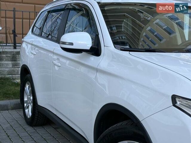 Белый Мицубиси Аутлендер, объемом двигателя 2.36 л и пробегом 140 тыс. км за 12999 $, фото 9 на Automoto.ua