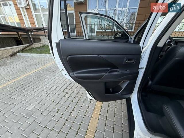 Белый Мицубиси Аутлендер, объемом двигателя 2.36 л и пробегом 140 тыс. км за 12999 $, фото 35 на Automoto.ua