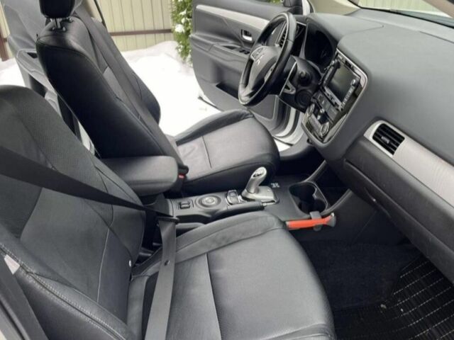 Білий Міцубісі Аутлендер, об'ємом двигуна 2 л та пробігом 250 тис. км за 15100 $, фото 6 на Automoto.ua