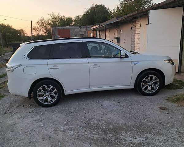 Белый Мицубиси Аутлендер, объемом двигателя 2 л и пробегом 143 тыс. км за 16300 $, фото 6 на Automoto.ua