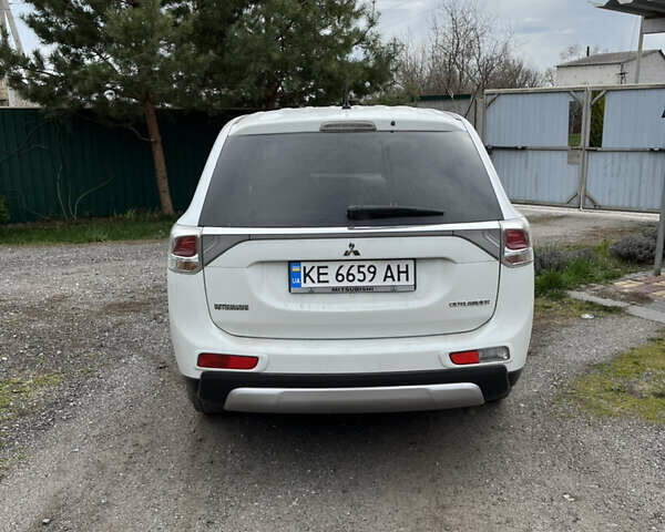 Белый Мицубиси Аутлендер, объемом двигателя 2.36 л и пробегом 175 тыс. км за 13700 $, фото 3 на Automoto.ua