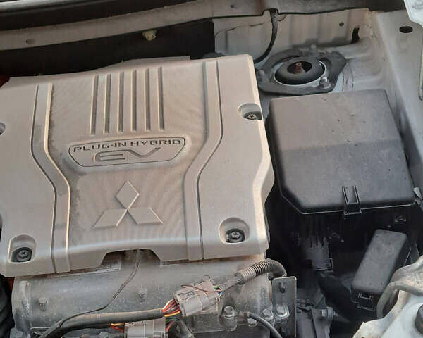 Белый Мицубиси Аутлендер, объемом двигателя 2 л и пробегом 143 тыс. км за 16300 $, фото 15 на Automoto.ua