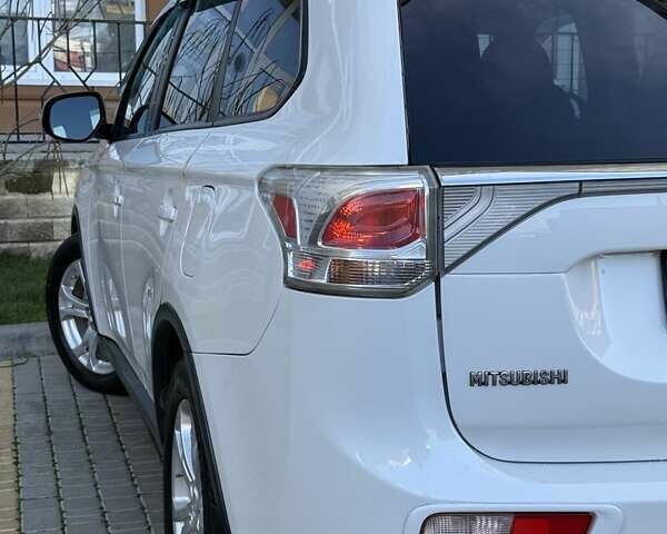 Белый Мицубиси Аутлендер, объемом двигателя 2.36 л и пробегом 140 тыс. км за 12999 $, фото 4 на Automoto.ua