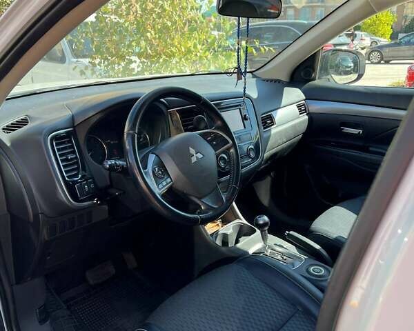 Міцубісі Аутлендер 2014 у Одесі на Automoto.ua Білий Міцубісі Аутлендер, об'ємом двигуна 2.36 л та пробігом 175 тис. км за 12500 $, фото 10 на Automoto.ua