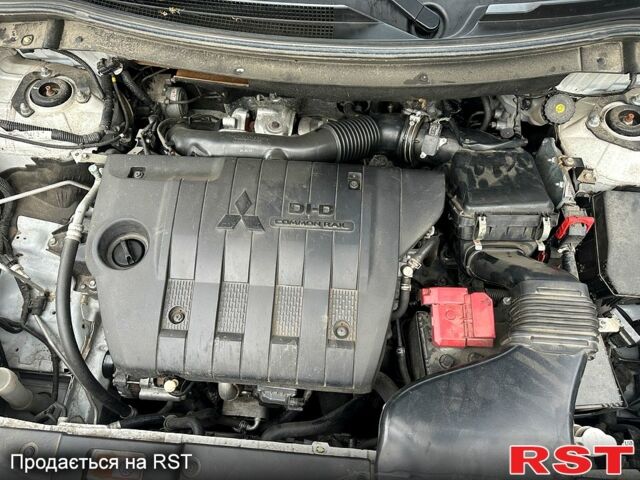 Белый Мицубиси Аутлендер, объемом двигателя 2.3 л и пробегом 215 тыс. км за 17000 $, фото 2 на Automoto.ua