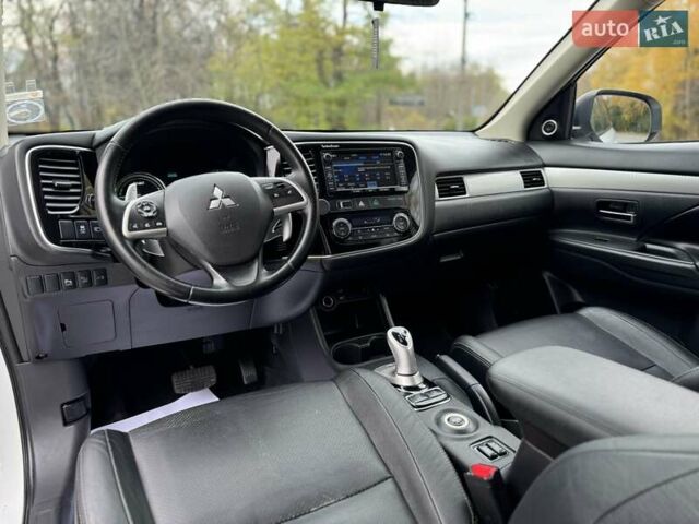 Белый Мицубиси Аутлендер, объемом двигателя 2 л и пробегом 210 тыс. км за 14300 $, фото 54 на Automoto.ua