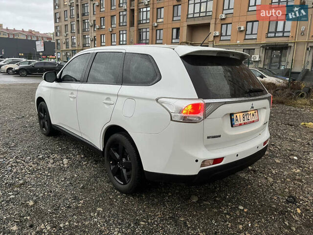 Белый Мицубиси Аутлендер, объемом двигателя 2 л и пробегом 216 тыс. км за 11300 $, фото 1 на Automoto.ua