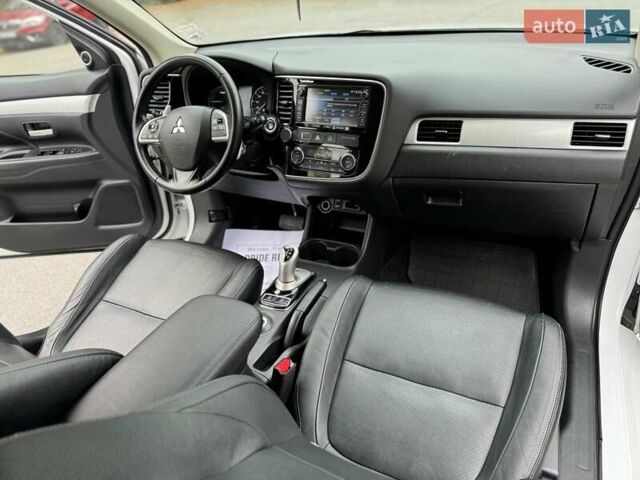 Белый Мицубиси Аутлендер, объемом двигателя 2 л и пробегом 210 тыс. км за 14300 $, фото 45 на Automoto.ua