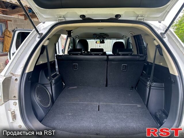 Белый Мицубиси Аутлендер, объемом двигателя 2.3 л и пробегом 215 тыс. км за 17000 $, фото 4 на Automoto.ua