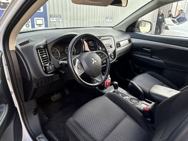 Белый Мицубиси Аутлендер, объемом двигателя 2.4 л и пробегом 120 тыс. км за 13500 $, фото 6 на Automoto.ua