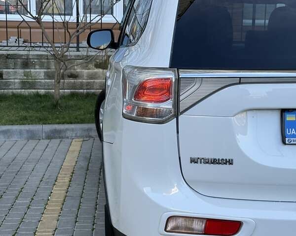 Белый Мицубиси Аутлендер, объемом двигателя 2.36 л и пробегом 140 тыс. км за 12999 $, фото 5 на Automoto.ua