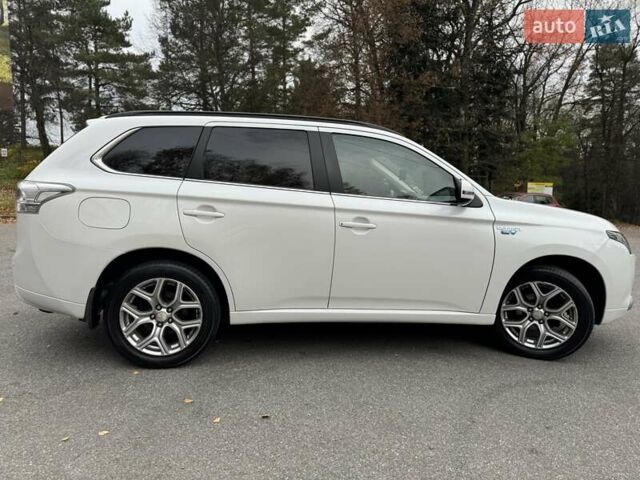 Белый Мицубиси Аутлендер, объемом двигателя 2 л и пробегом 210 тыс. км за 14300 $, фото 34 на Automoto.ua