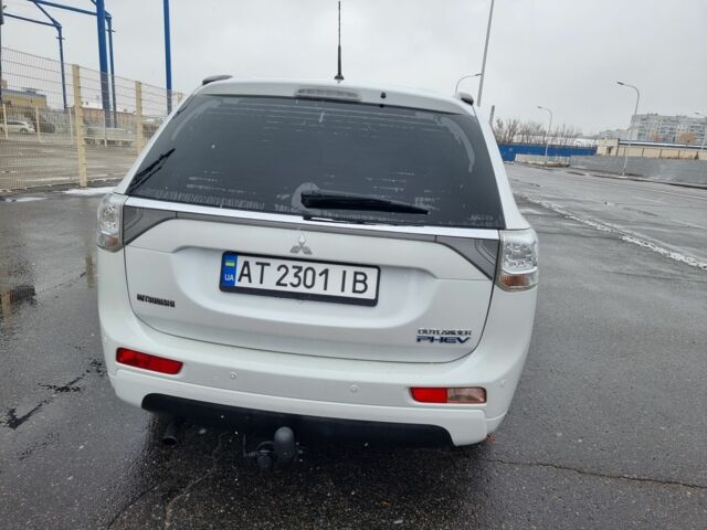 Білий Міцубісі Аутлендер, об'ємом двигуна 2 л та пробігом 250 тис. км за 15100 $, фото 4 на Automoto.ua