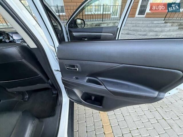 Белый Мицубиси Аутлендер, объемом двигателя 2.36 л и пробегом 140 тыс. км за 12999 $, фото 31 на Automoto.ua