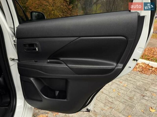 Мицубиси Аутлендер 2014 в Дрогобыче на Automoto.ua Белый Мицубиси Аутлендер, объемом двигателя 2 л и пробегом 228 тыс. км за 15300 $, фото 45 на Automoto.ua