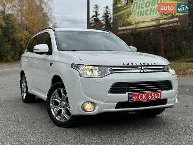Белый Мицубиси Аутлендер, объемом двигателя 2 л и пробегом 210 тыс. км за 14300 $, фото 4 на Automoto.ua