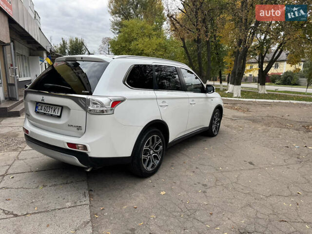 Белый Мицубиси Аутлендер, объемом двигателя 3 л и пробегом 161 тыс. км за 13900 $, фото 5 на Automoto.ua