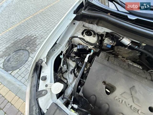 Белый Мицубиси Аутлендер, объемом двигателя 2.36 л и пробегом 140 тыс. км за 12999 $, фото 53 на Automoto.ua