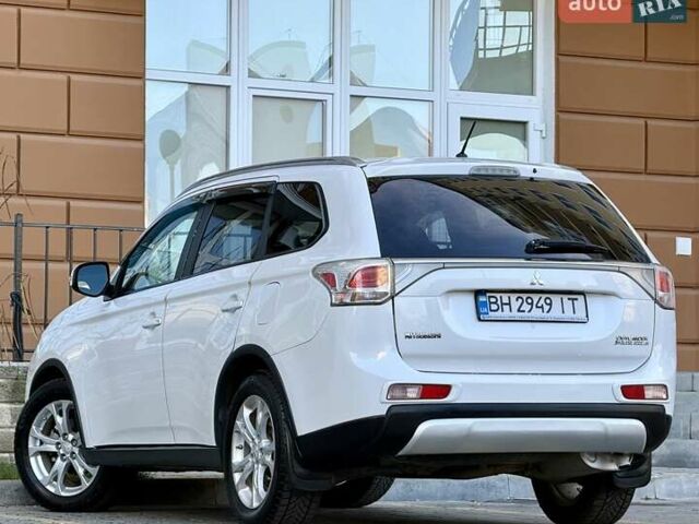 Белый Мицубиси Аутлендер, объемом двигателя 2.36 л и пробегом 140 тыс. км за 12999 $, фото 1 на Automoto.ua